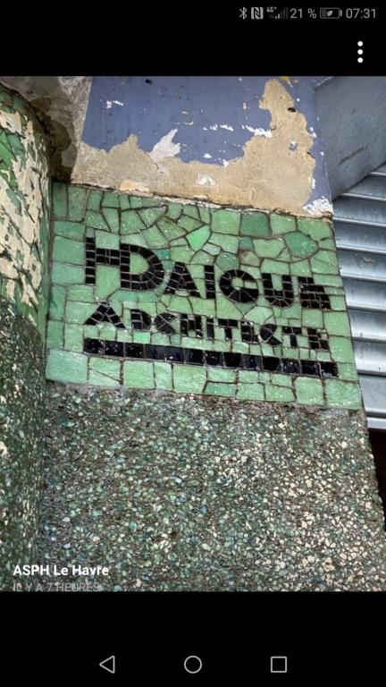Signature d'Henri Daigue sur la façade.- Photographie, 2020 (ASPH Le Havre).