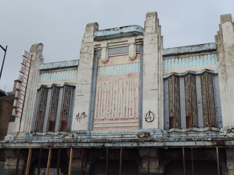 Façade sur rue en cours de décapage.- Photographie, 2020.