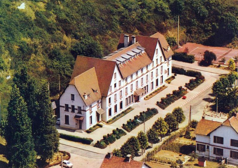 Vue aérienne de l'hôtel des célibataires.- Photographie, vers 1950 (Coll. Total).