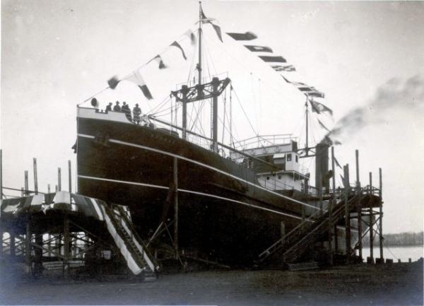 Construction du cargo Barsac.- Photographie, 1923 (Coll. part.).