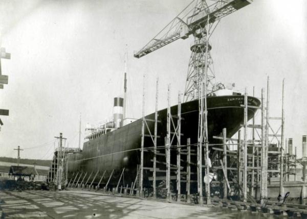Construction du cargo Capitaine Le Diabat.- Photographie, 1922 (Coll. part.).