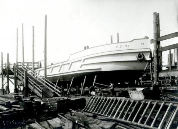 Construction du chaland PC 51.- Photographie, 1924 (Coll. part.).