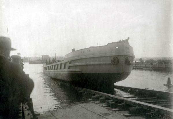 Lancement du chaland PC 53.- Photographie, 1924 (Coll. part.).