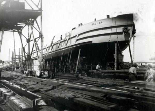 Construction du chaland PC 54.- Photographie, 1924 (Coll. part.).