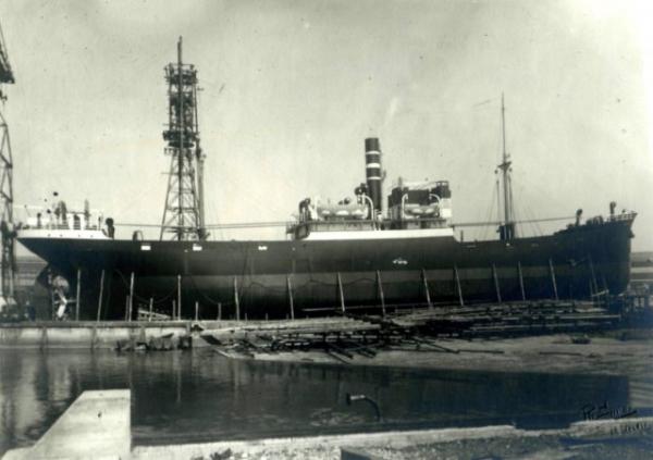 Construction du cargo Keret.- Photographie, 1927 (Coll. part.).