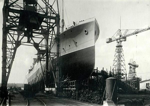 Construction du pétrolier Le Loin, premier pétrolier lancé au Trait.- Photographie, 1927 (Coll. part.).