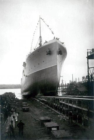 Lancement du pétrolier Le Loin, premier pétrolier lancé au Trait.- Photographie, 1927 (Coll. part.).
