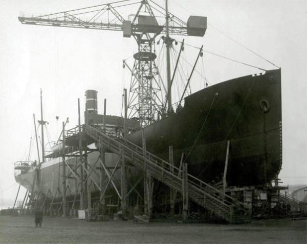 Construction du cargo Léo.- Photographie, 1924 (Coll. part.).