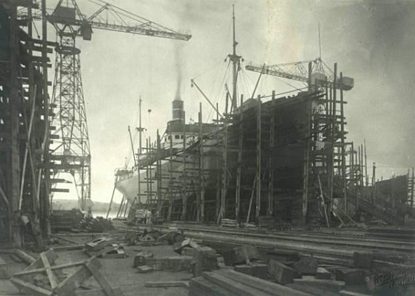 Construction du cargo Nova.- Photographie, 1925 (Coll. part.).