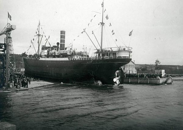 Lancement du cargo Nova.- Photographie, 1925 (Coll. part.).