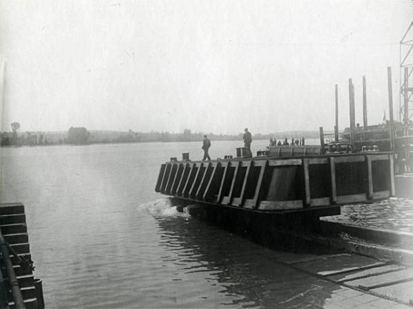 Construction d'un ponton d'accostage.- Photographie, 1926 (Coll. part.).