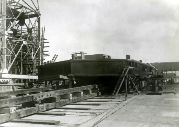 Construction d'un ponton-grue de 4 T.- Photographie, 1924 (Coll. part.).