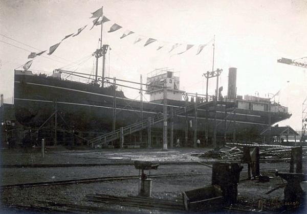 Construction du cargo Sauternes.- Photographie, 1922 (Coll. part.).