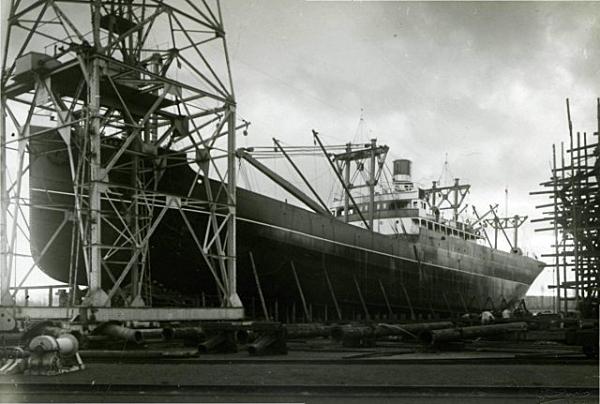 Construction du charbonnier Vacares.- Photographie, 1924 (Coll. part.).