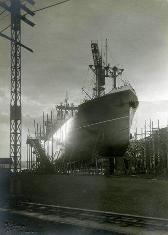 Construction du charbonnier Vacares.- Photographie, 1924 (Coll. part.).
