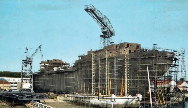 Construction du pétrolier Pluviose.- Photographie, 1954 (Coll. part.).