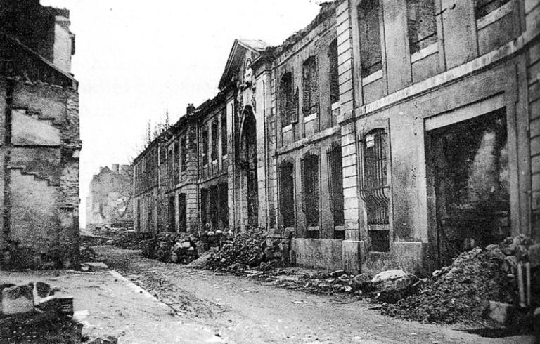Vestiges de la façade sur la rue de Bretagne.- Photographie, 1945 (B.M. Le Havre).