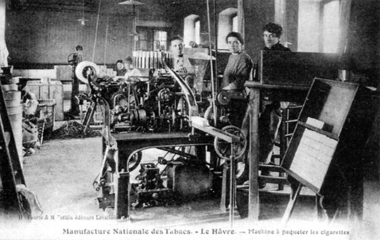 Machine à paqueter les cigarettes.- Carte postale, vers 1910 (Coll. part.).