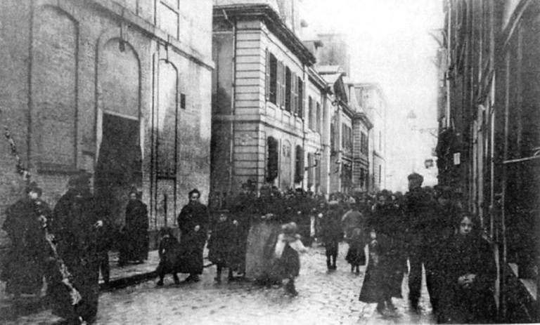 Sortie de la manufacture de tabacs.- Photographie, fin XIXe siècle (B.M. Le Havre).