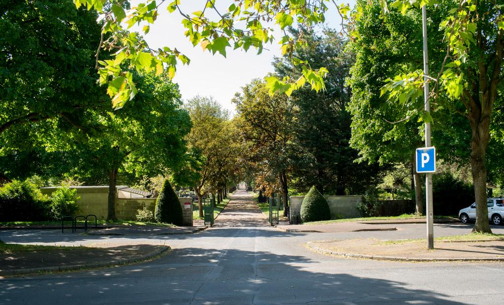 Entrée actuelle du cimetière depuis l'avenue Victor-Vinde. 