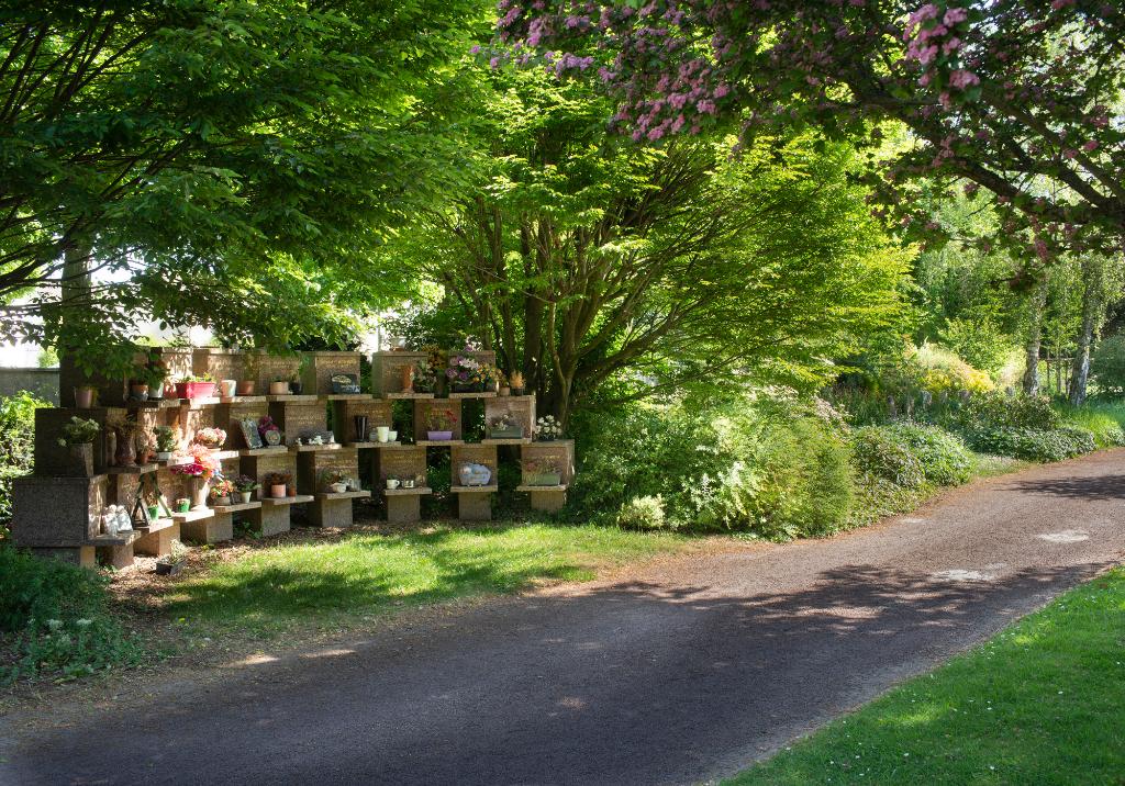 Columbarium installé en 2010 contre le mur nord-est, à l'entrée du site cinéraire.