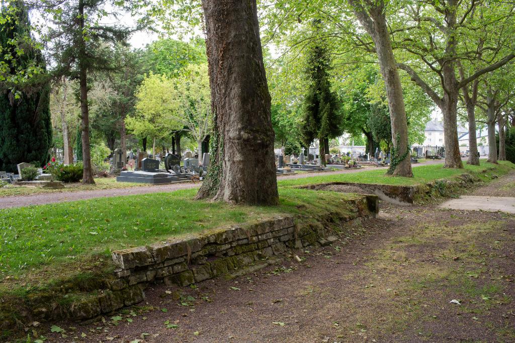 Vestiges du mur de clôture nord abattu lors de l'extension de 1939. 