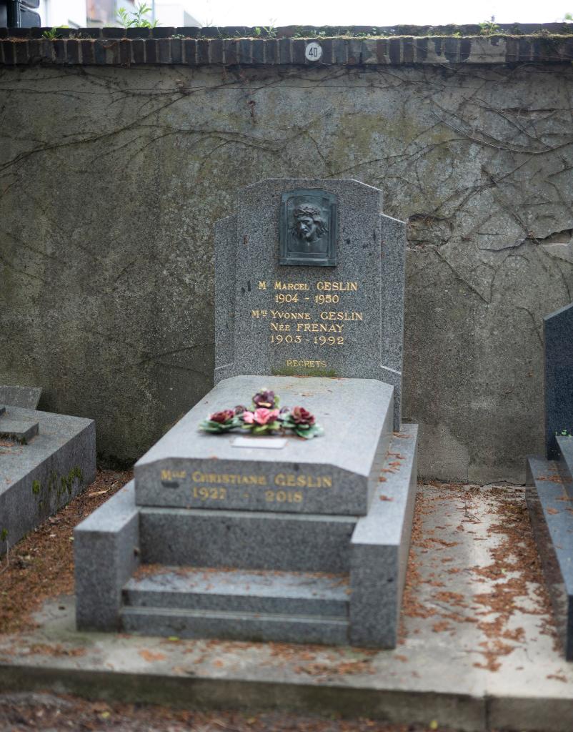Tombeau de la famille Geslin (1950), érigé sur l'emplacement 40 du mur sud-est (côté avenue Clemenceau). 