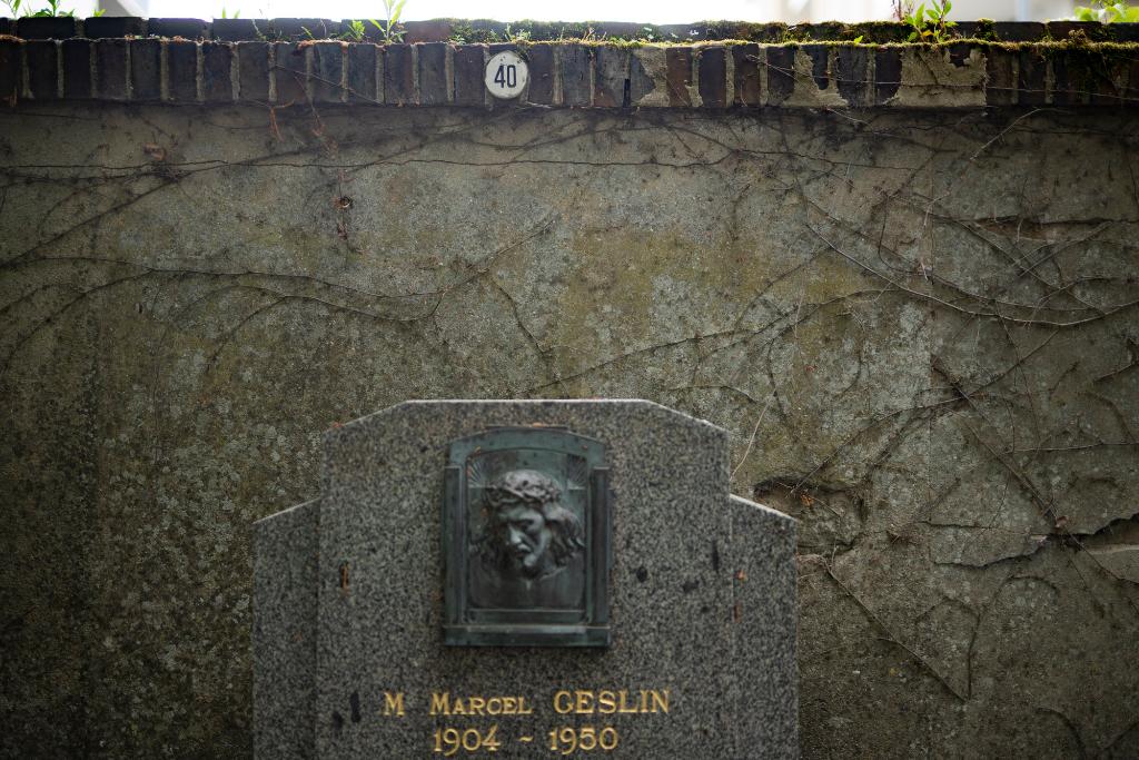 Plaque signalant l'emplacement 40 sur le mur sud-est (côté avenue Clemenceau).