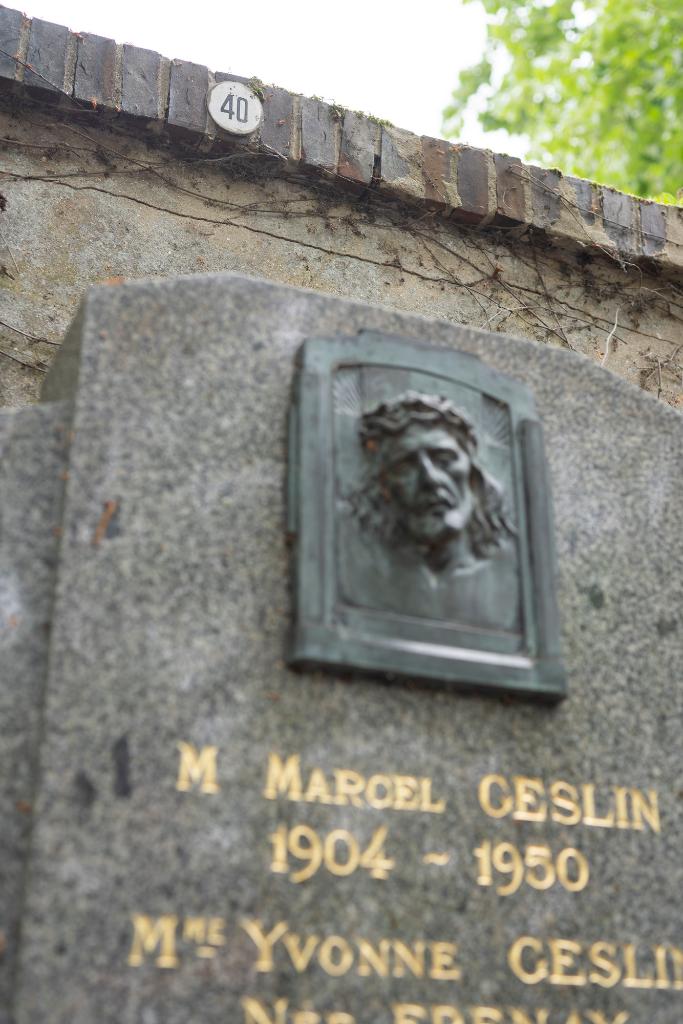 Exemple de plaque numérotée apposée sur le mur sud-est (côté avenue Clemenceau) tous les dix emplacements.