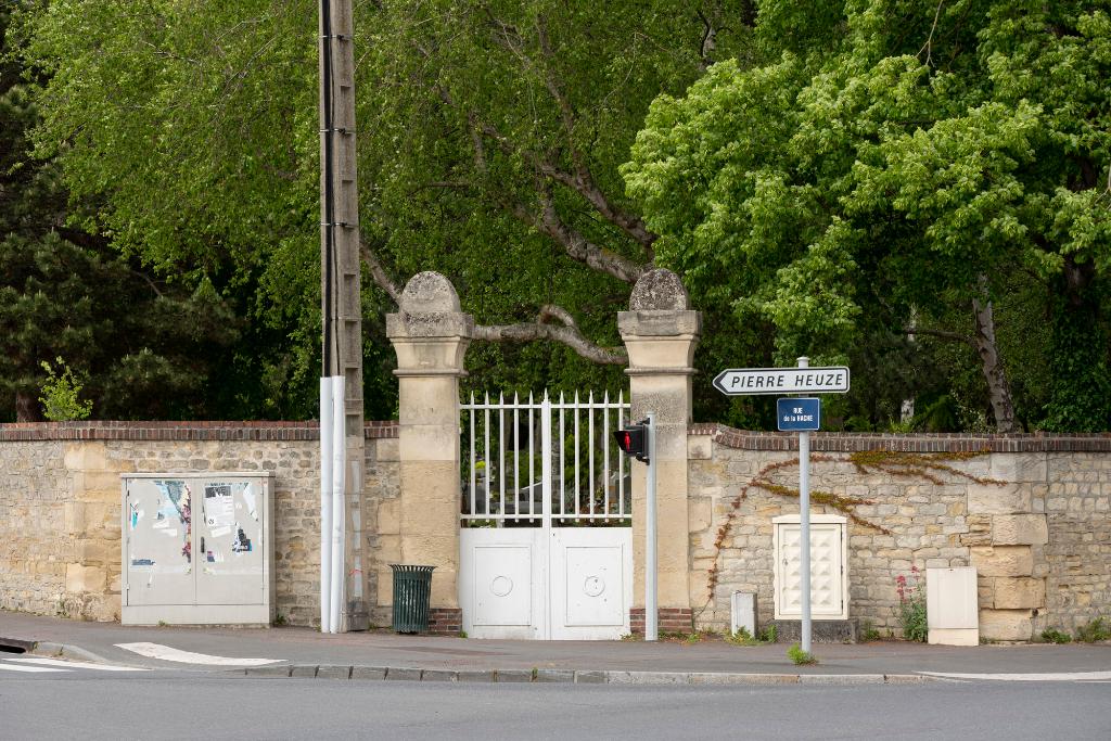 Ancienne entrée secondaire à l'angle de la rue de la Hache, depuis l'avenue Clemenceau.