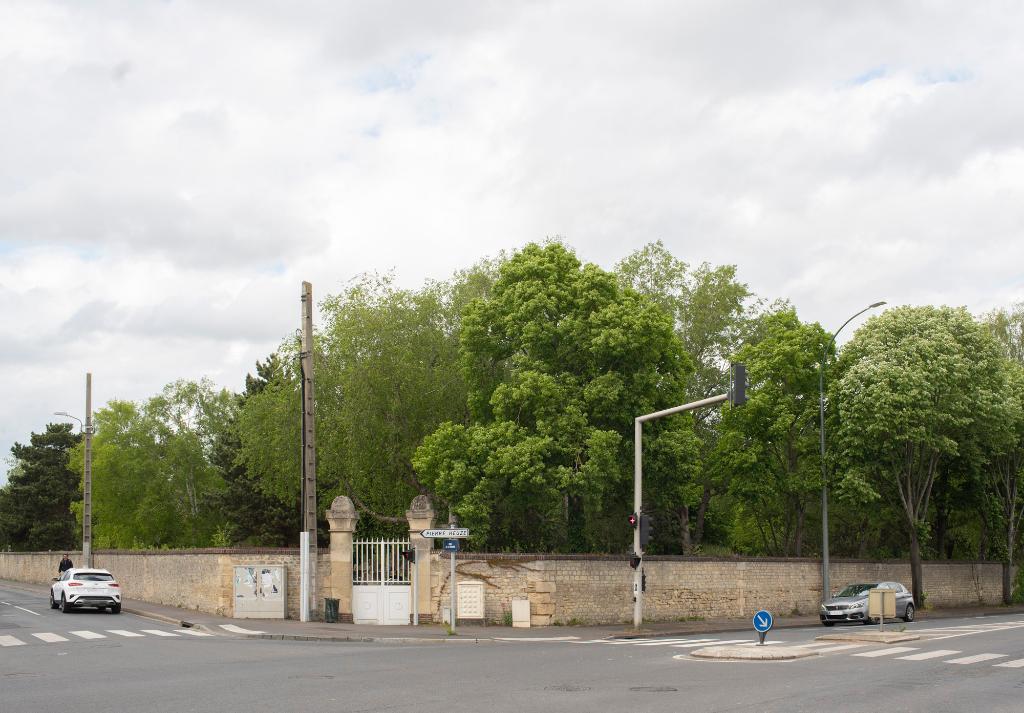 Mur d'enceinte et ancienne entrée secondaire à l'angle de la rue de la Hache, depuis l'avenue Clemenceau.