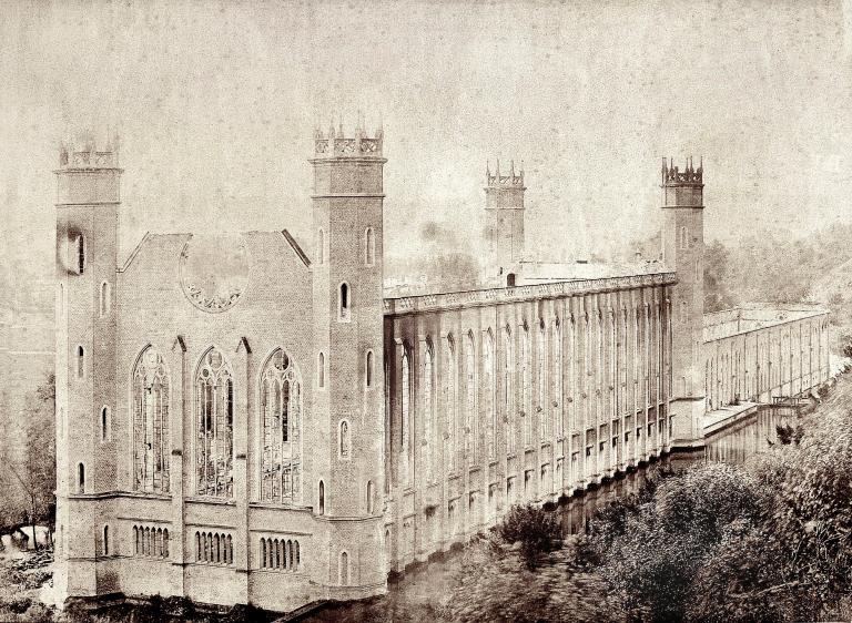 Vue générale des vestiges de la grande filature depuis le coteau Nord-Est.- Photographie, fin XIXe siècle (AD Eure, 6 Fi 50).