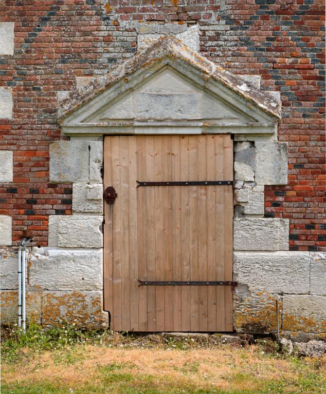 Colombier, détail de la porte. 