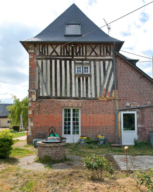 Logis, pignon est. 