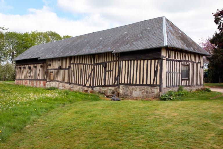 Grange et pressoir, angle nord-ouest. 