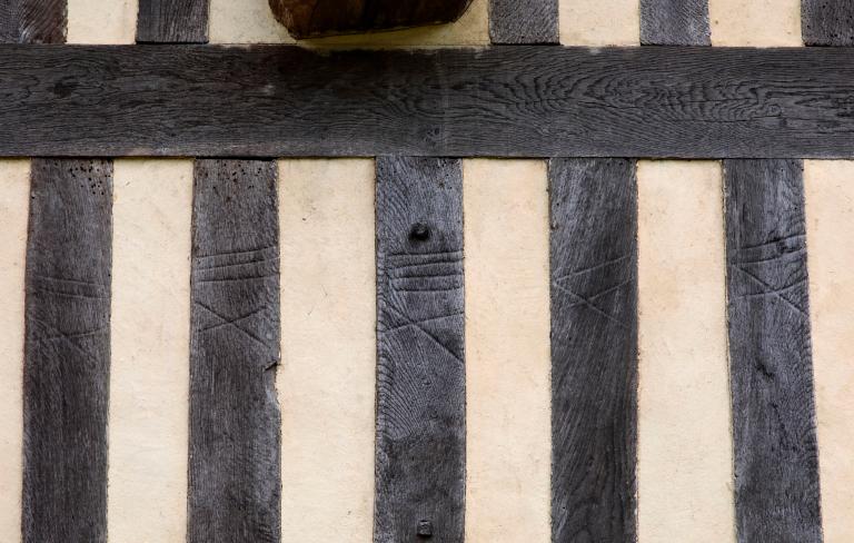 Grange, détail du marquage des pièces de bois. 