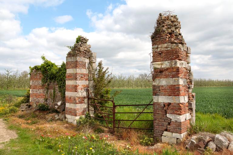 Ancien portail donnant sur les champs cultivés, côté ouest. 