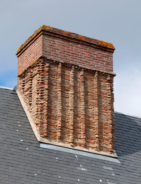 Logis, détail de la souche de cheminée. 