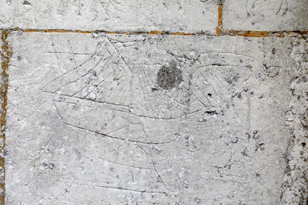 Graffiti gravés sur les murs extérieurs et sous le porche de l'église.
