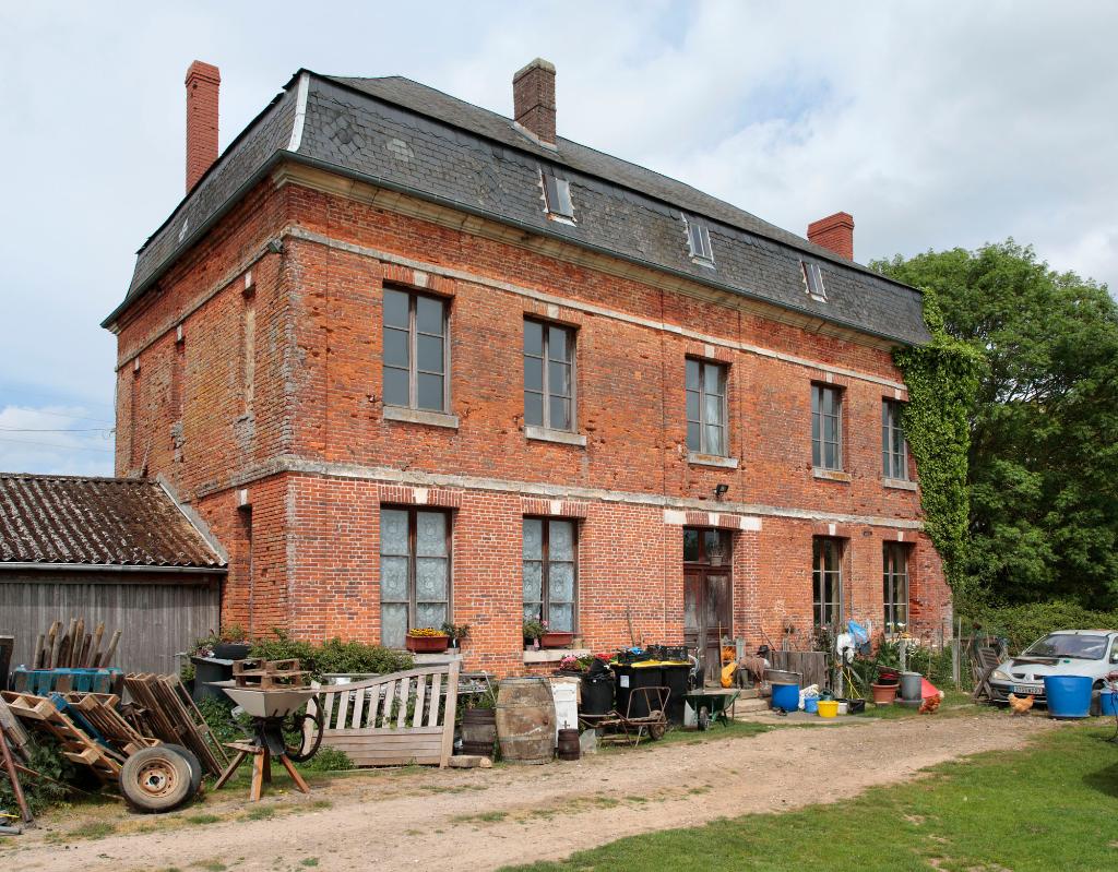 Logis, angle sud-ouest. 