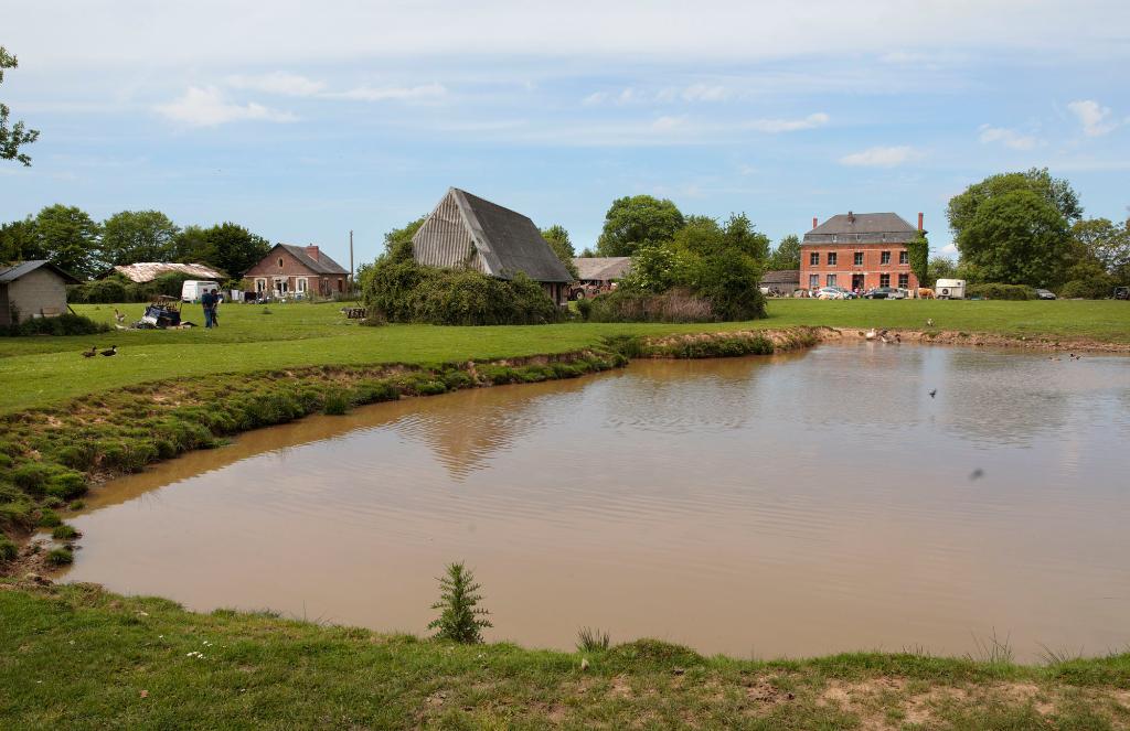 Vue d'ensemble avec mare au premier plan. 
