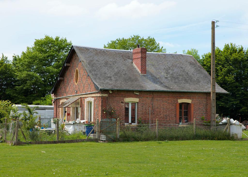 Maison, angle sud-est. 