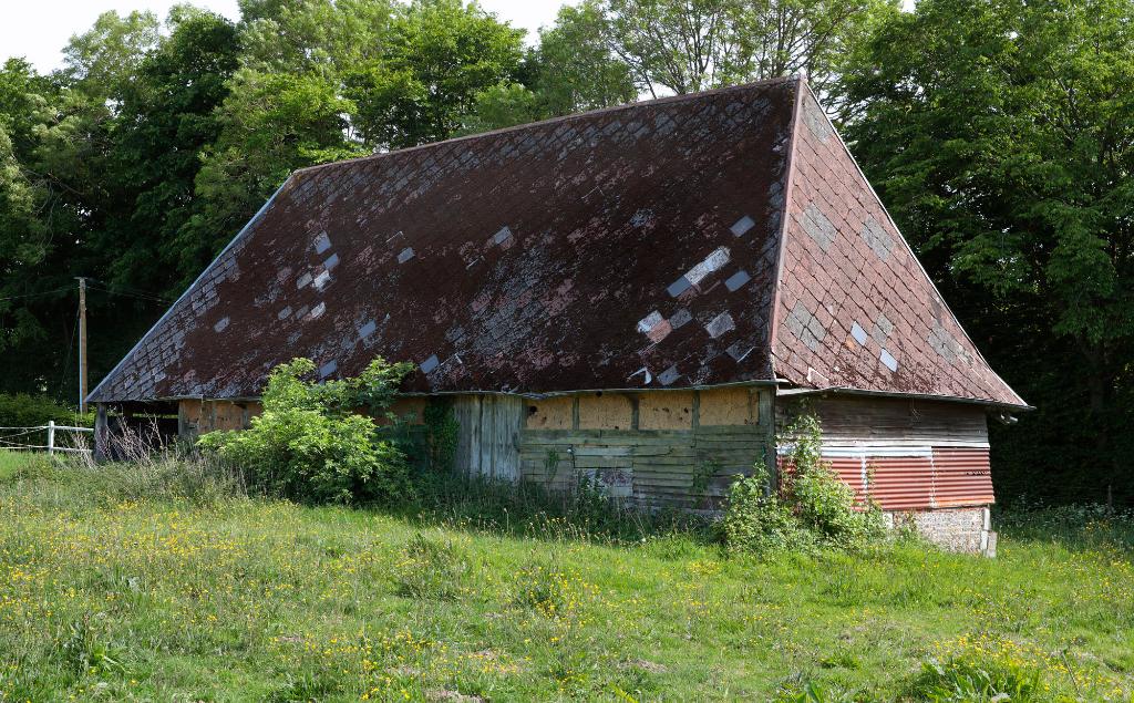 Grange, angle nord-ouest. 