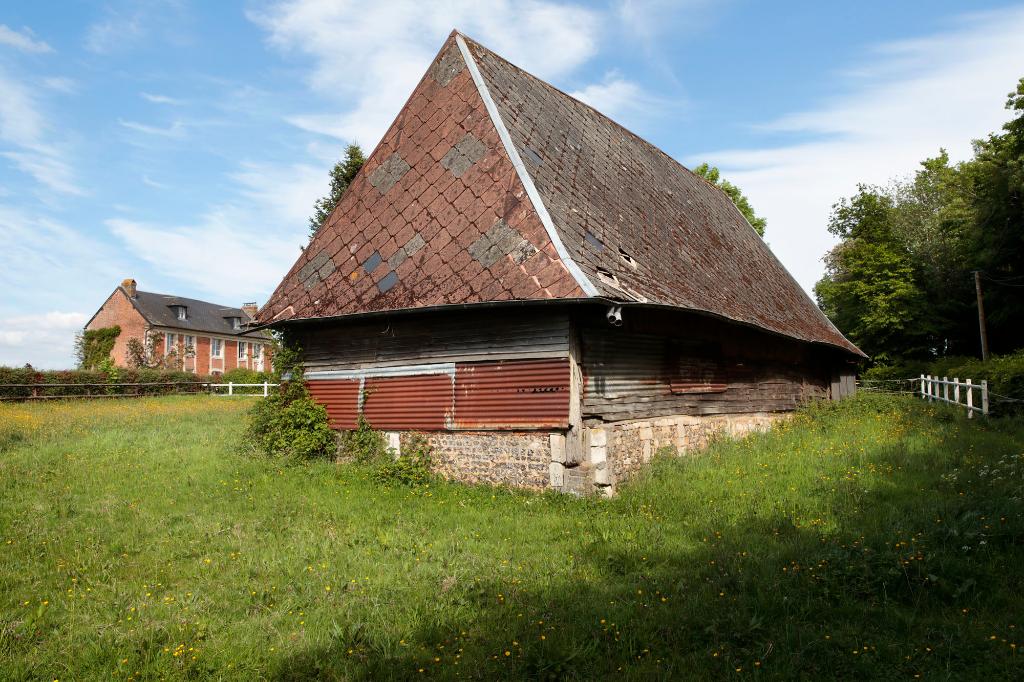 Grange, angle sud-ouest. 