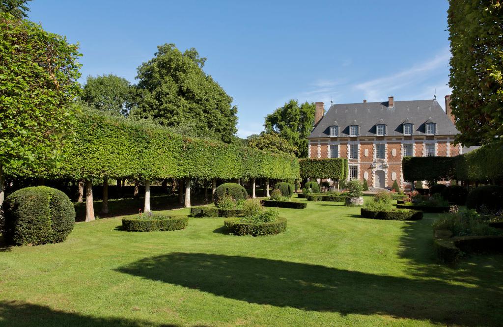 Vue sur la façade principale depuis le parterre sud. 