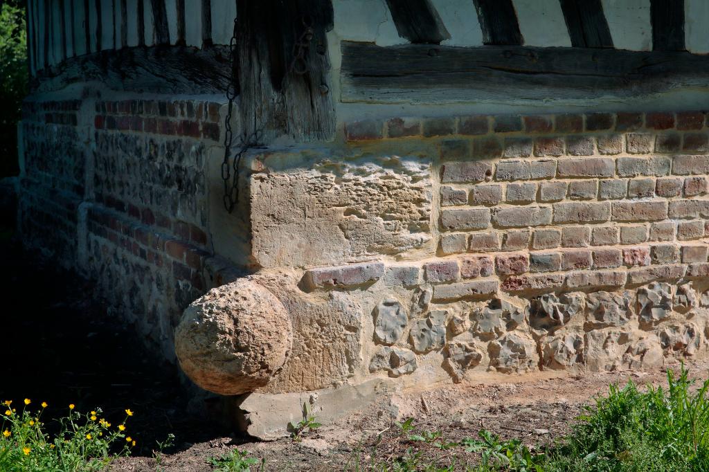 Etable, détail de la boule à l'angle du soubassement. 