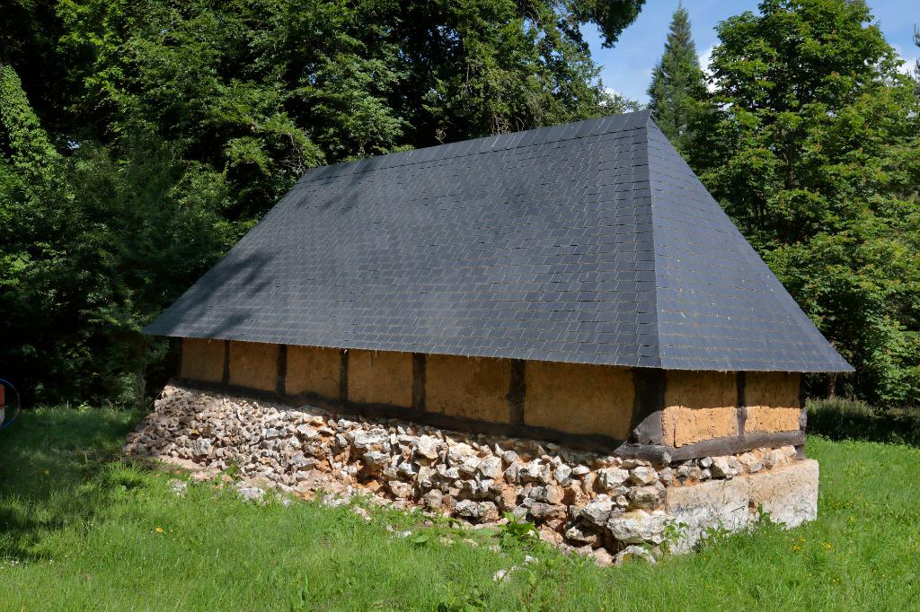 Bâtiment aux chiens, angle sud-est. 