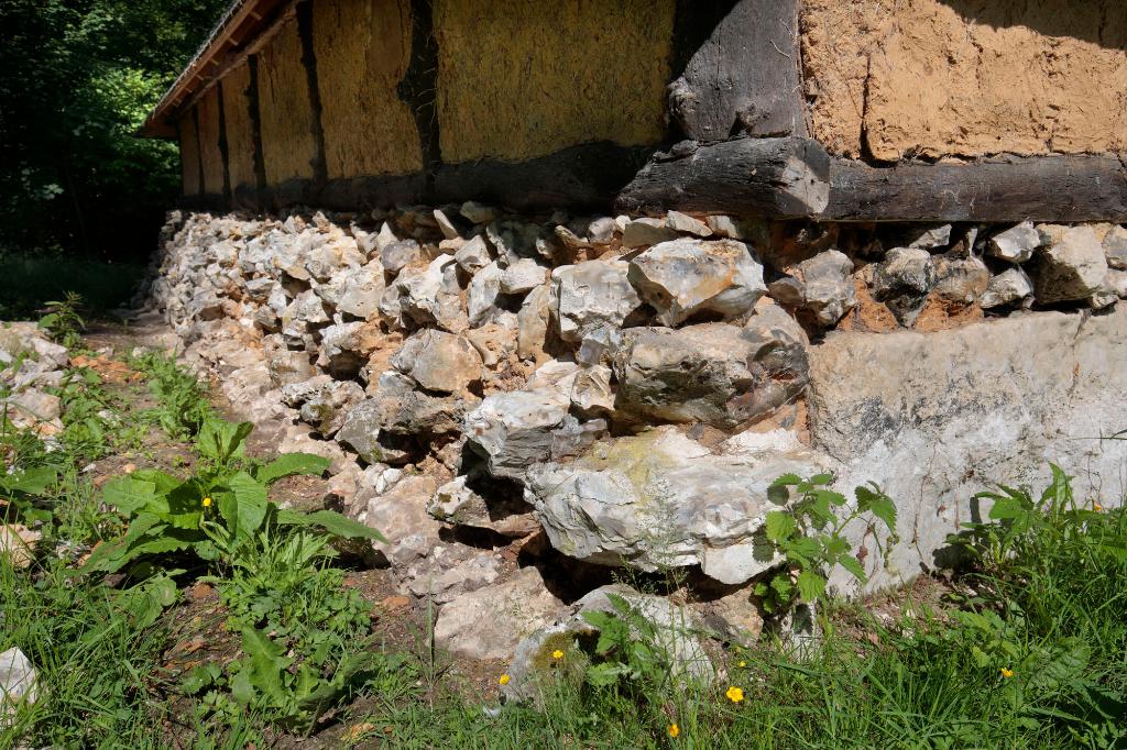 Bâtiment aux chiens, détail du soubassement formant un arrachement de silex. 