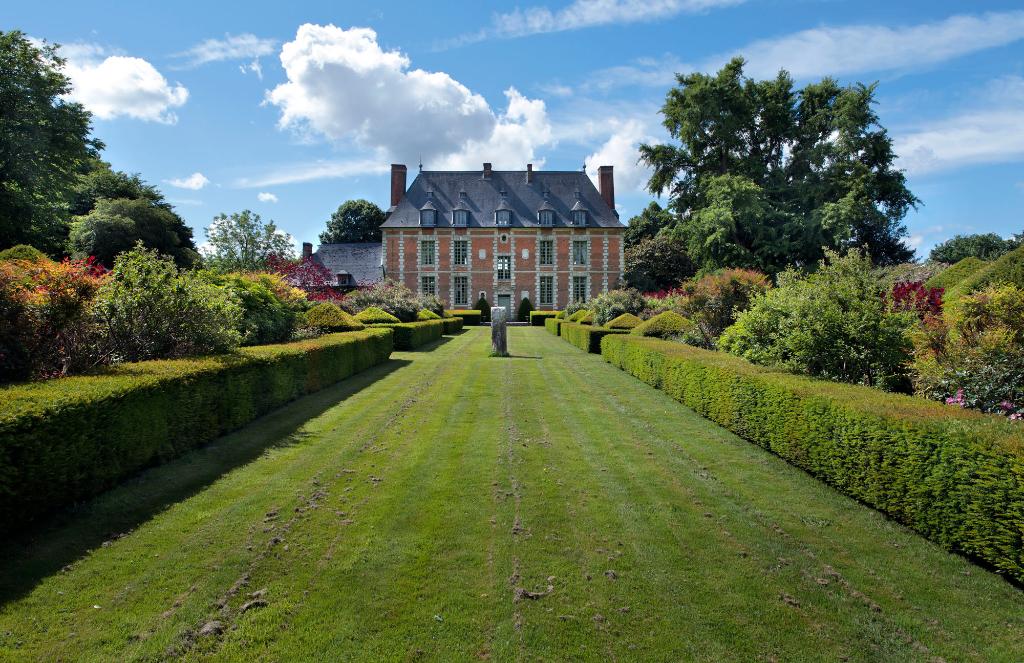 Vue sur la façade arrière du château depuis le parterre de jardin. 