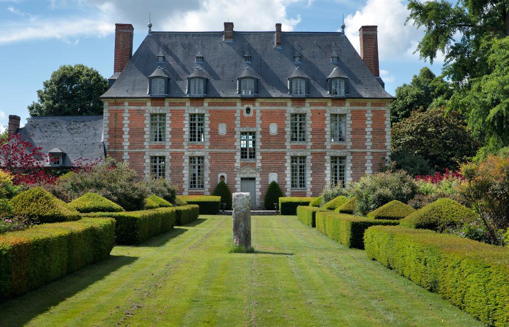 Façade nord, vue depuis le jardin.  ; Vue sur le château depuis le parterre nord. 